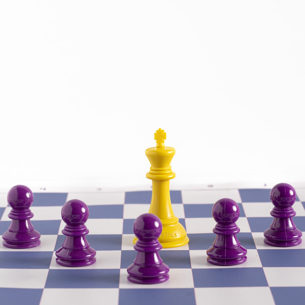 Set de Ajedrez Profesional Magnus Morado con Amarillo