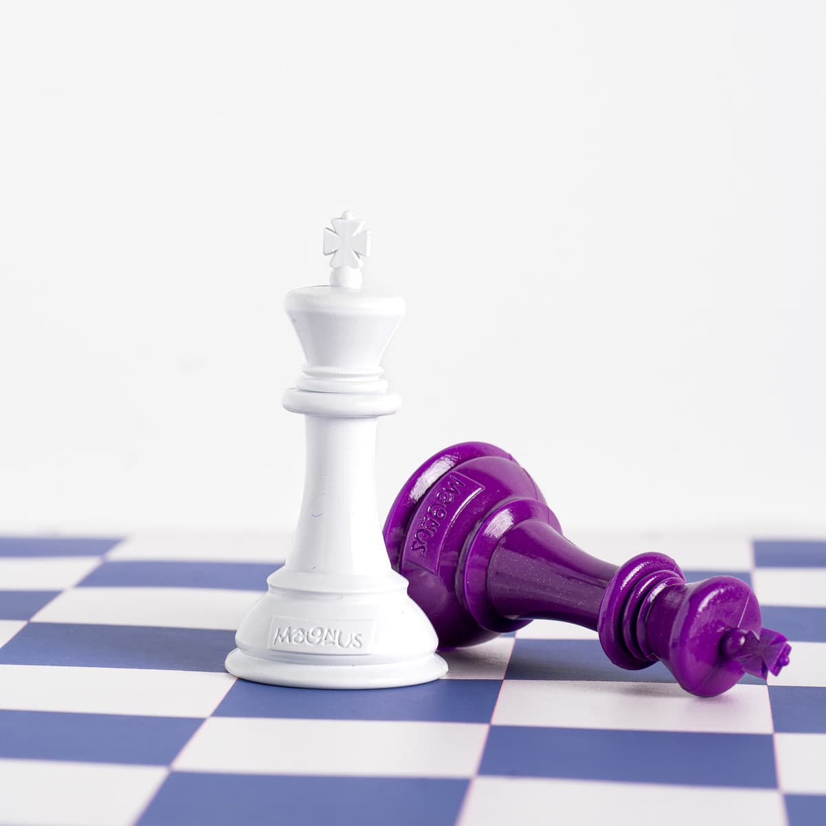 Set de Ajedrez Profesional Magnus Morado con Blanco